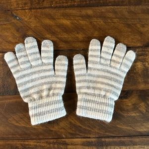 Carter’s White and Gray Gloves